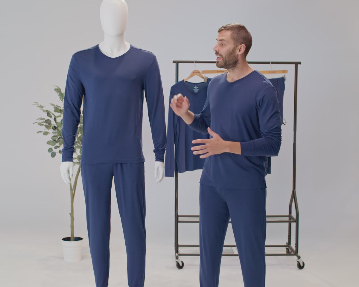 Charger la vidéo : Découvrez Le Pyjama de plus près. De son tissu incroyablement doux à sa coupe décontractée, sans oublier ses petits détails bien pensés, voyez pourquoi il est parfait pour des nuits plus confortables et des matins où rien ne presse.